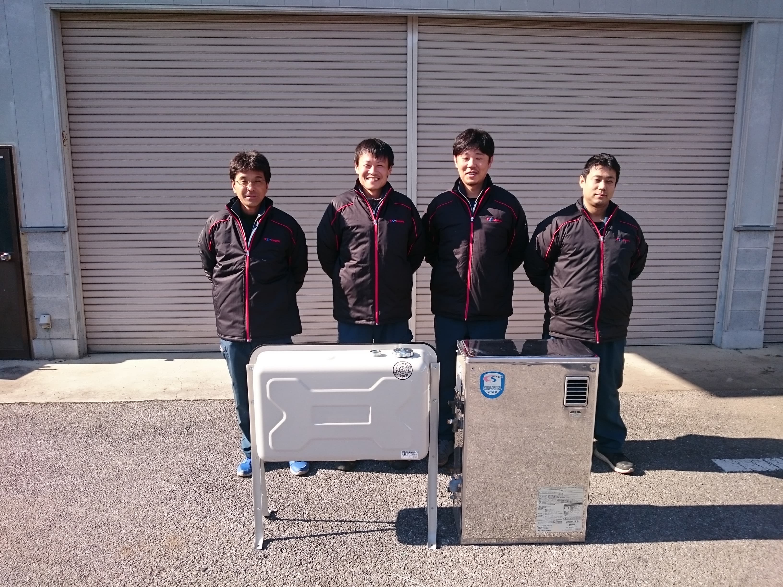 福冨スタッフとエコキュートの集合写真