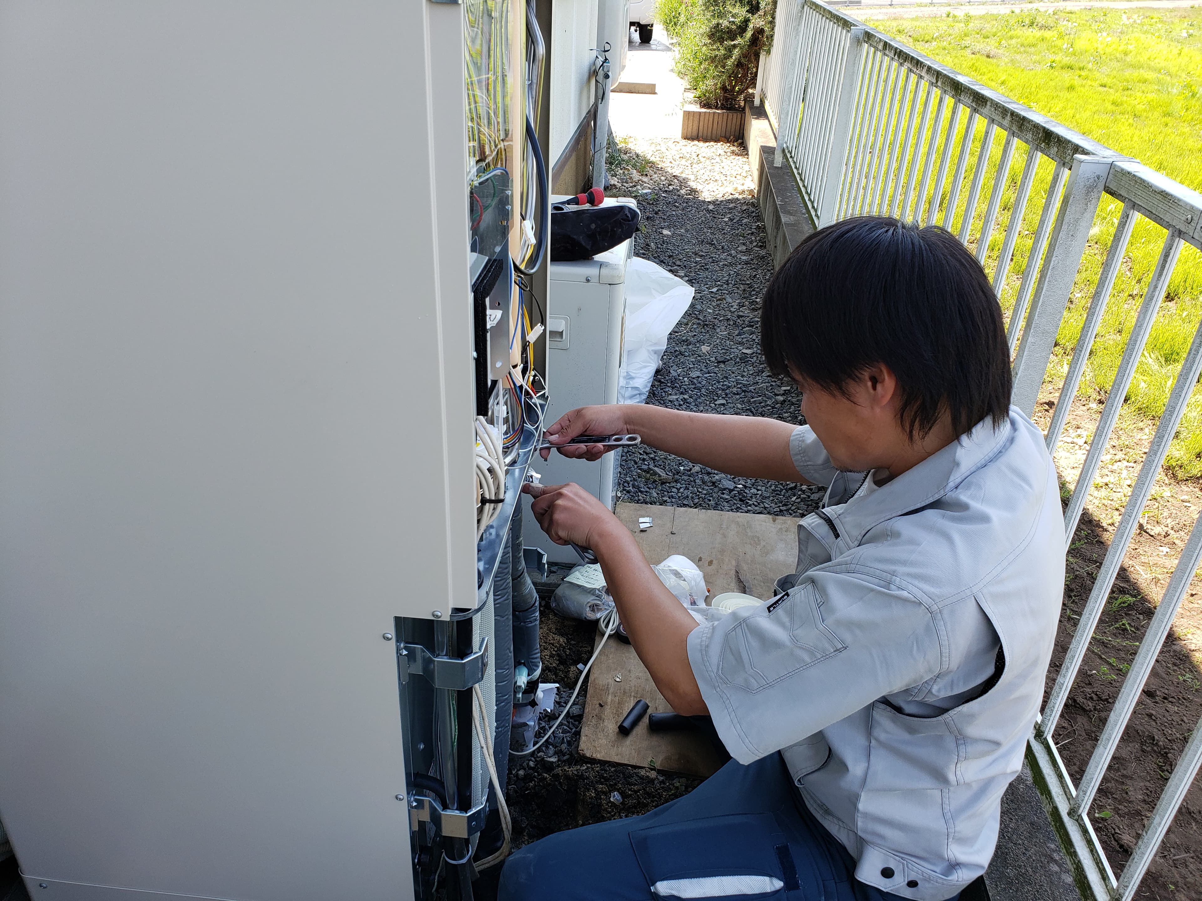 室外機の内部配線を扱う技術担当